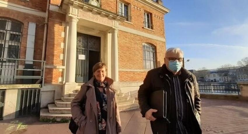 Paris, le 14 mars 2022. Anne Karlsson, présidente de l'ARPD Ile-de-France, avec le vice-président, Jean-Pierre, à leur sortie de l'Institut médico-légal. Ils apportaient une douzaine de photos de personnes disparues, pour savoir si elles pouvaient correspondre à des défunts admis à la morgue